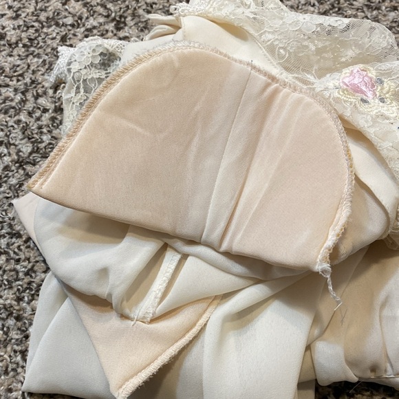 VNTG Nilani Lace Bid Blouse with Buttons Down the Back - Picture 6 of 9